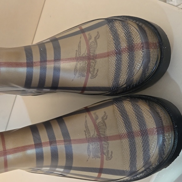 NEW Burberry Plaid Rain Boots - Picture 2 of 13